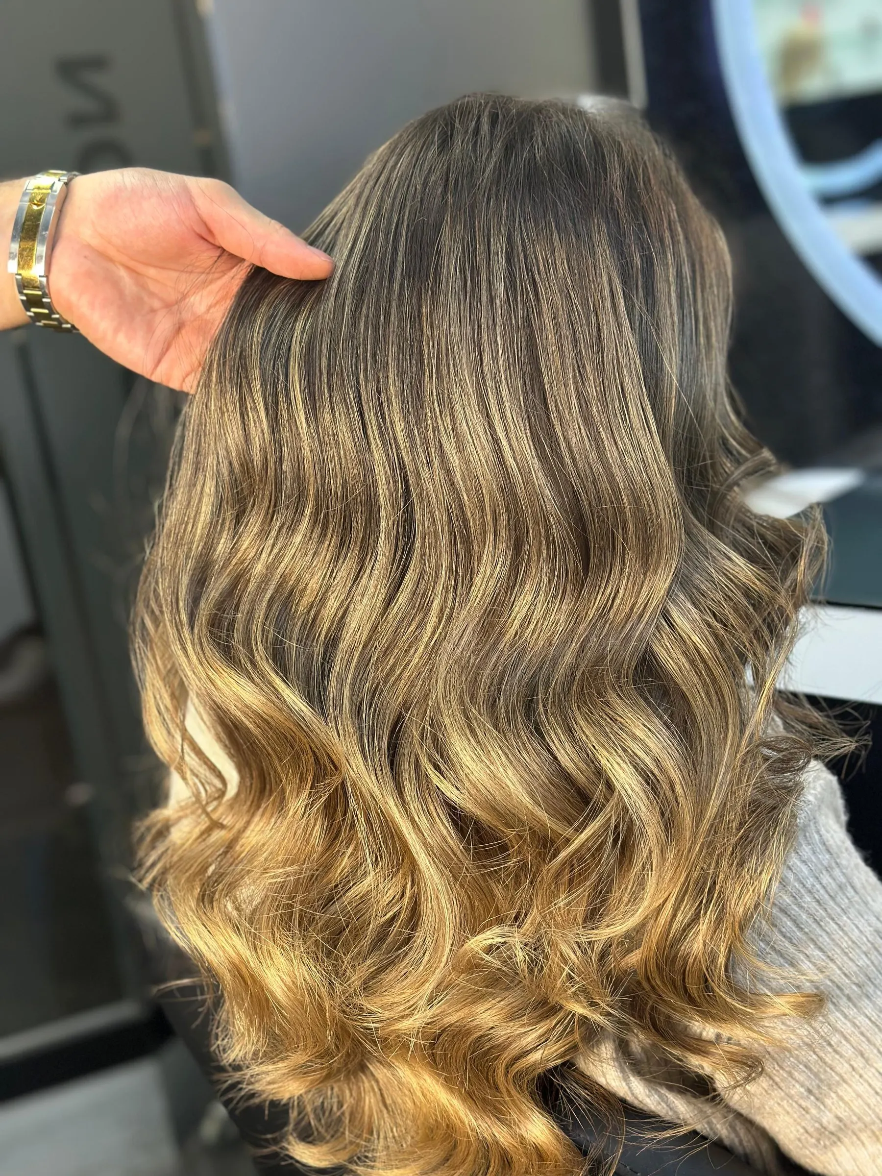 Lange, gewellte Haare mit goldblondem Balayage, gestylt im Friseursalon Melis in Castrop-Rauxel