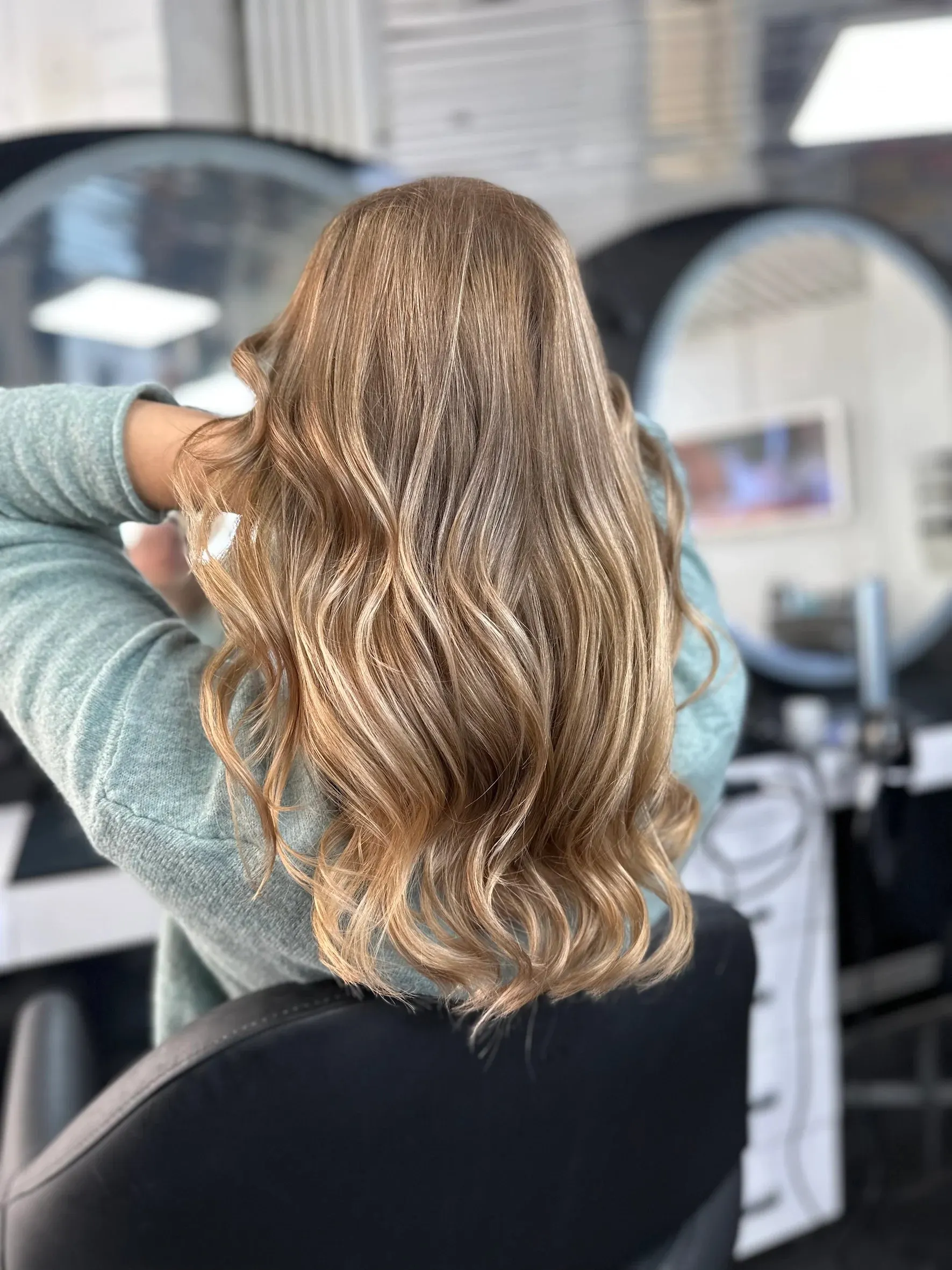 Honigblondes Balayage mit langen, lockeren Wellen im Friseursalon Melis in Castrop-Rauxel
