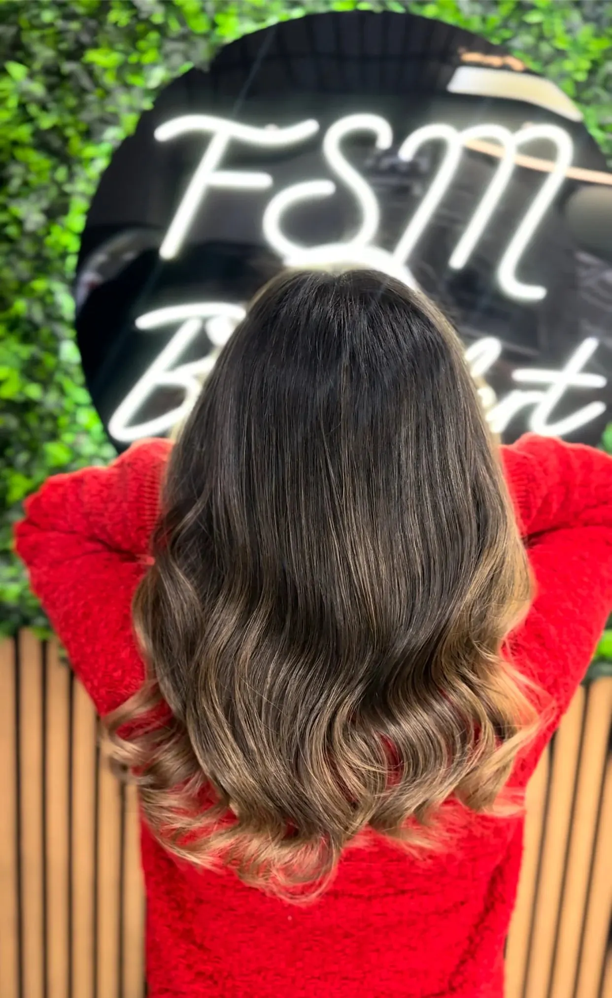 Dunkelbraunes Haar mit karamellfarbenem Balayage und weichen Wellen im Friseursalon Melis in Castrop-Rauxel