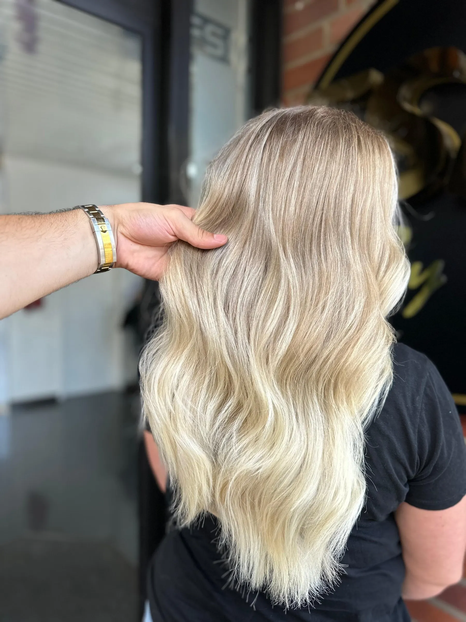 Helles, kühles Blond mit weichen Wellen, gefärbt und gestylt im Friseursalon Melis in Castrop-Rauxel