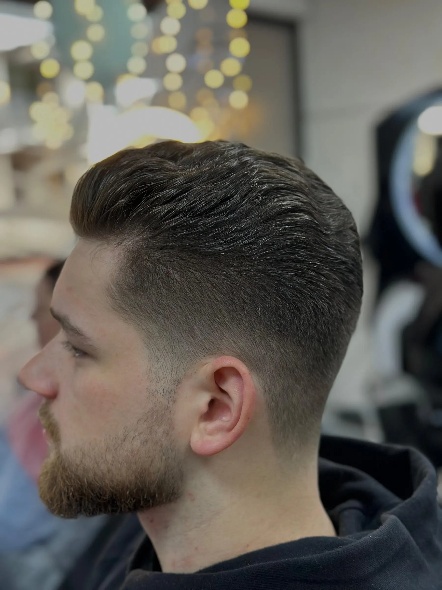 Herrenhaarschnitt mit Fade, zurückgestyltem Deckhaar und Vollbart im Friseursalon Melis in Castrop-Rauxel