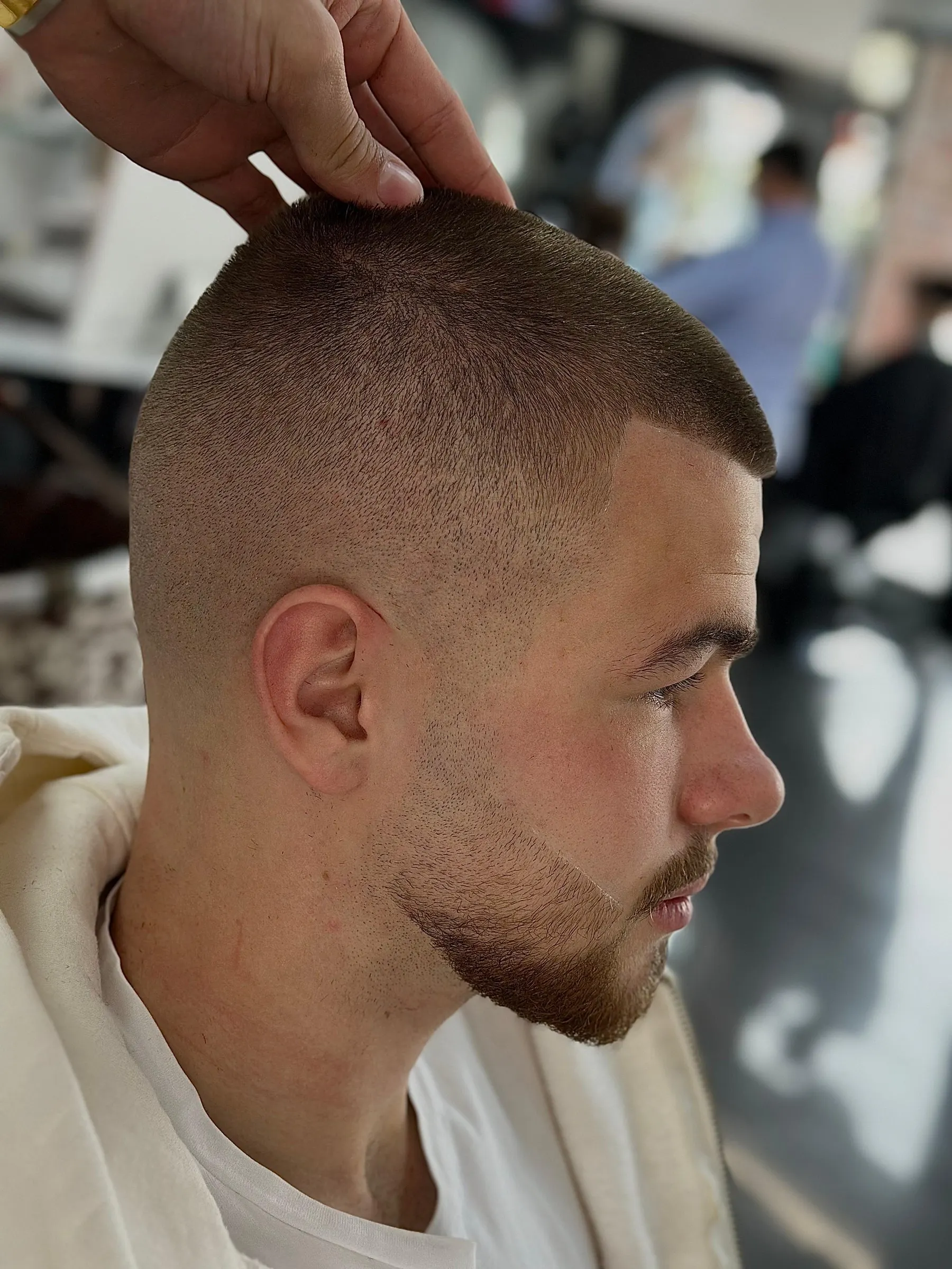 Herrenhaarschnitt mit kurzem Fade und gepflegtem Bart aus dem Friseursalon Melis in Castrop-Rauxel