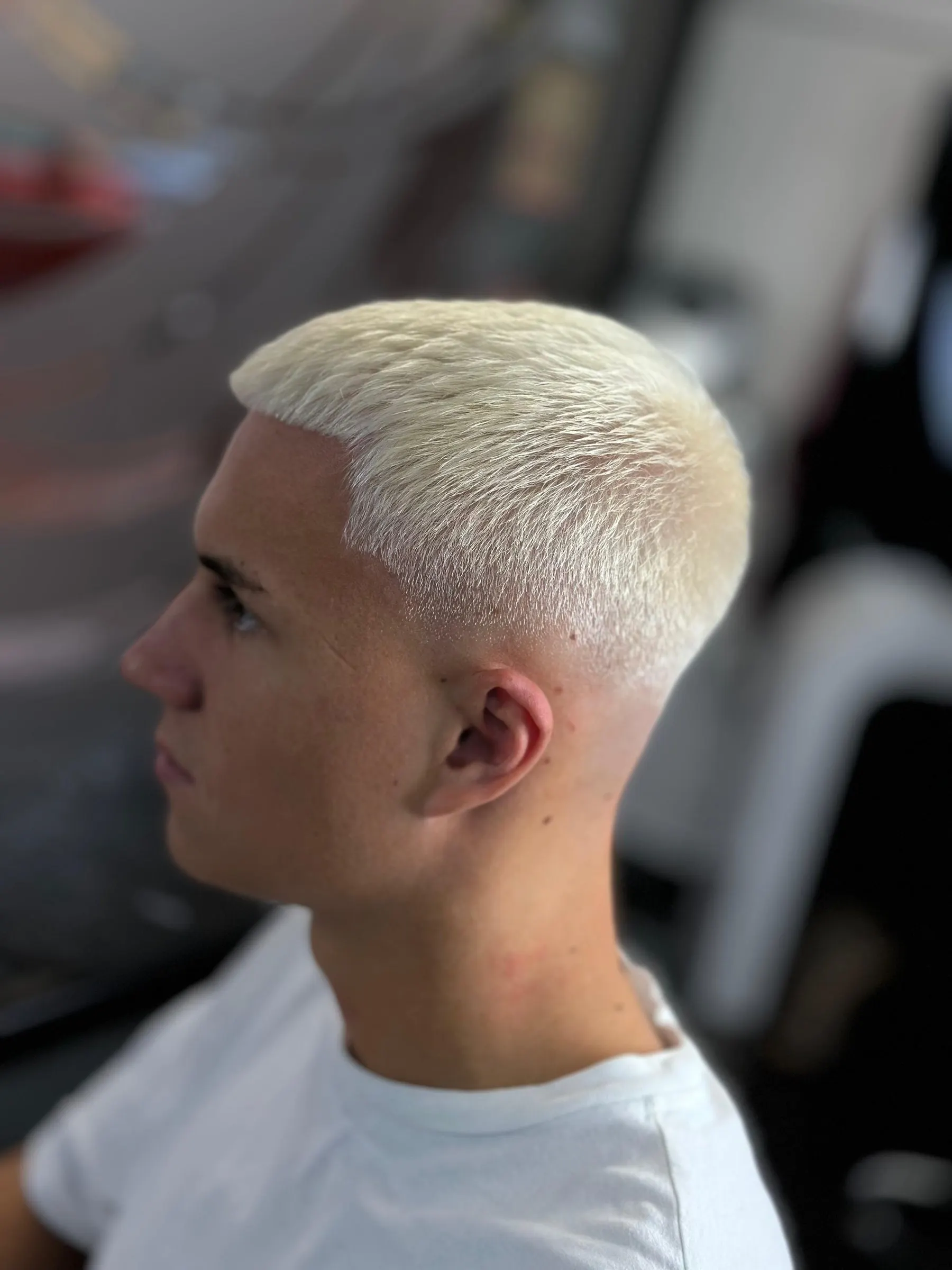 Herrenhaarschnitt mit Fade, Deckhaar platinblond gefärbt, im Friseursalon Melis in Castrop-Rauxel
