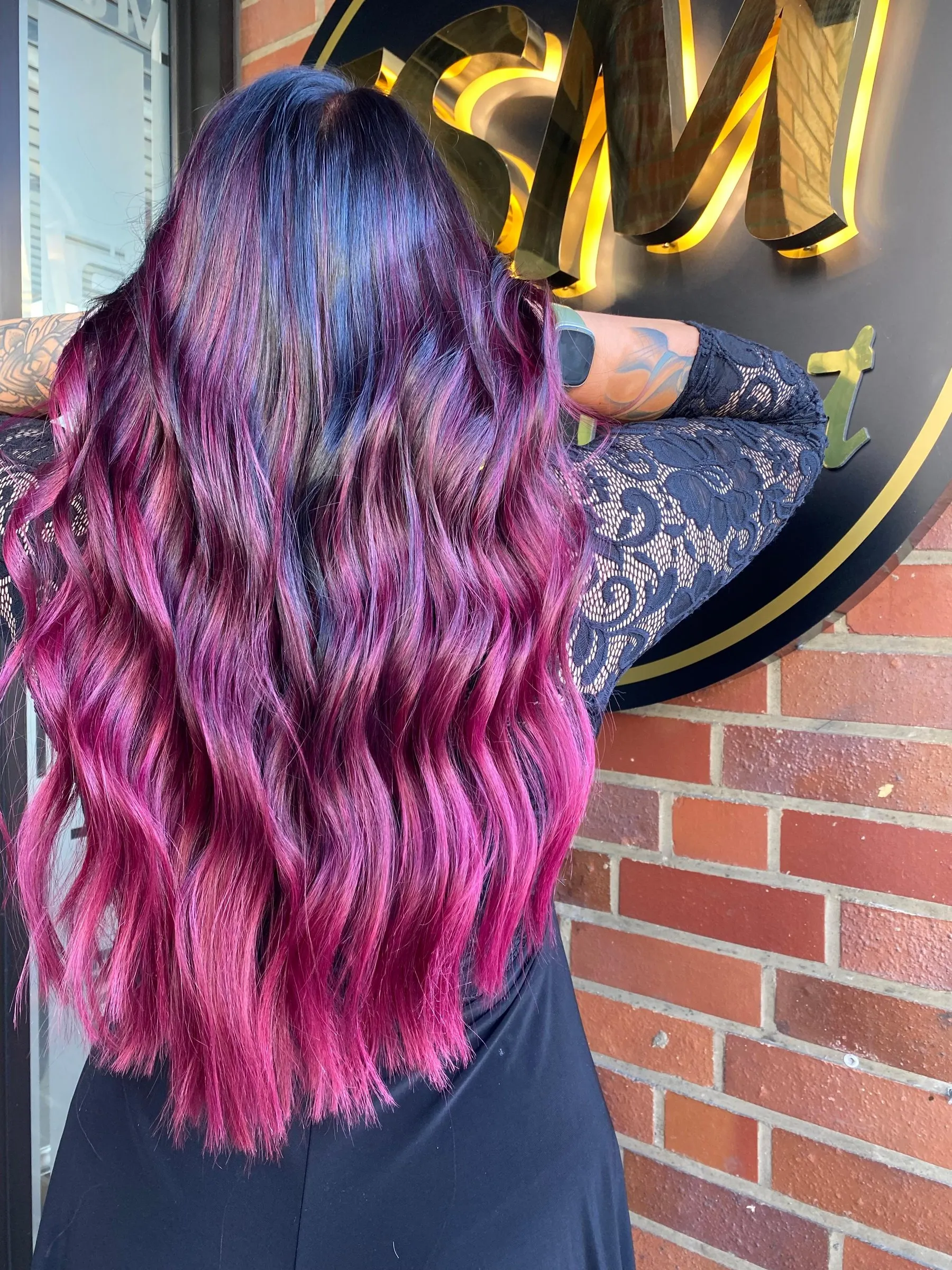 Lange gewellte Haare in Pink, Violett und Blau gefärbt im Friseursalon Melis in Castrop-Rauxel